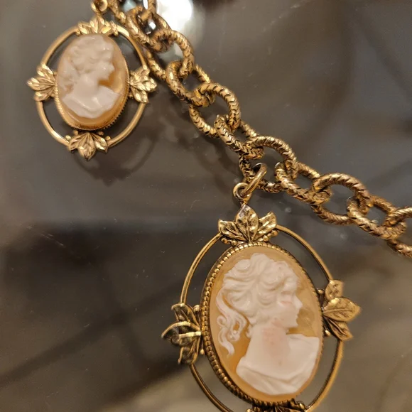 Unique Vintage Gold and Cream Cameo Necklace - Picture 3 of 6